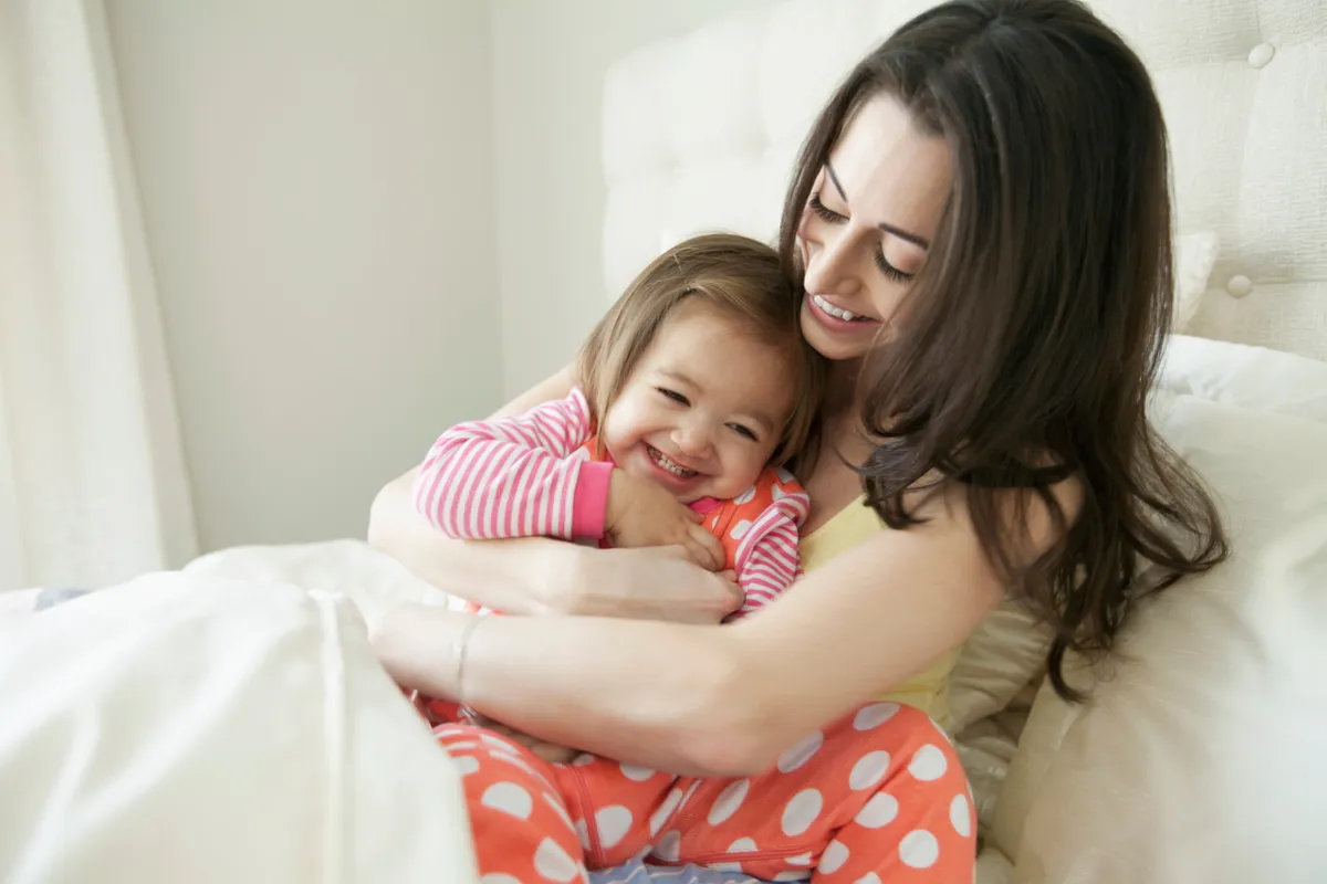 صورة أم تضم طفلتها