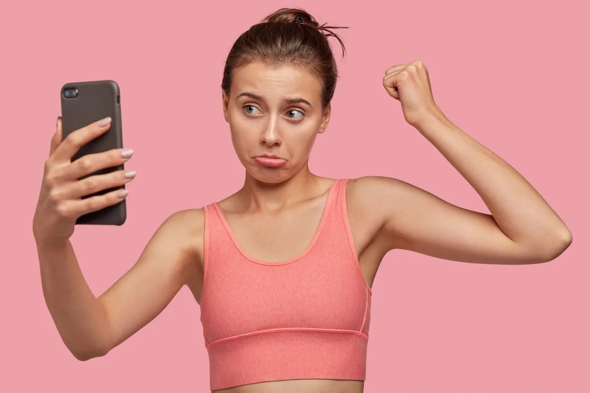 كيف تؤثر مشاهدة صاحبات الجسم المثالي على مواقع التواصل سلبًا على صحتكِ العقلية؟ (المصدر: Freepik)