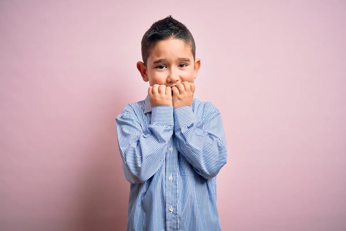 صورة لطفل خائف من شيء ما