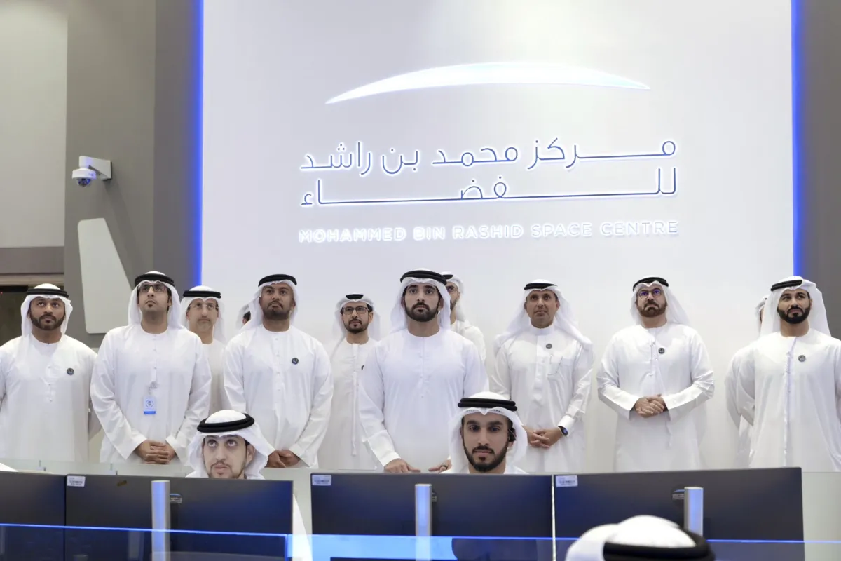 حمدان بن محمد يثمن جهود فريق عمل مركز محمد بن راشد للفضاء. الصورة من الحساب الرسمي للشيخ حمدان على منصة x 