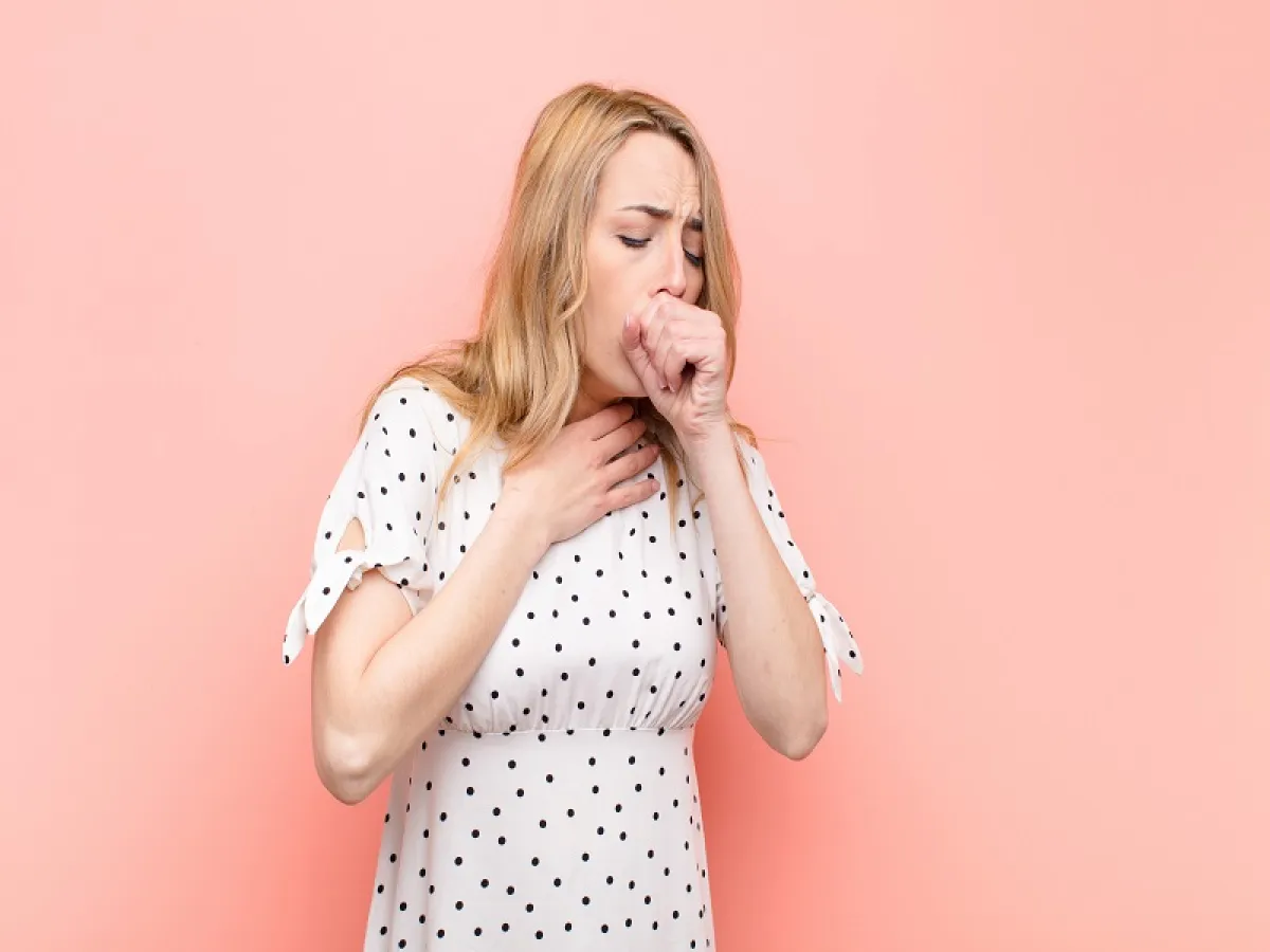 عادة ما يكون السعال مصاحباً لالتهاب الحلق الفيروسي (المصدر: Adobe.Stock))