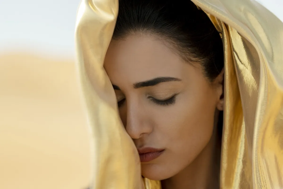  عطر جديد لعالم ذهبي  من منسم 