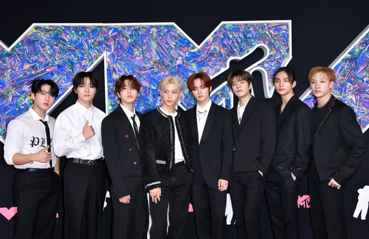 الفرقة الكورية الجنوبية Stray Kids: من اليسار تشانغبين، آي إن، هان، فيليكس، لي نو، سيونغمين، هيونجين وبانغ تشان (Changbin, I.N, Han, Felix, Lee Know, Seungmin, Hyunjin and Bang Chan of South Korean boy band Stray Kids)