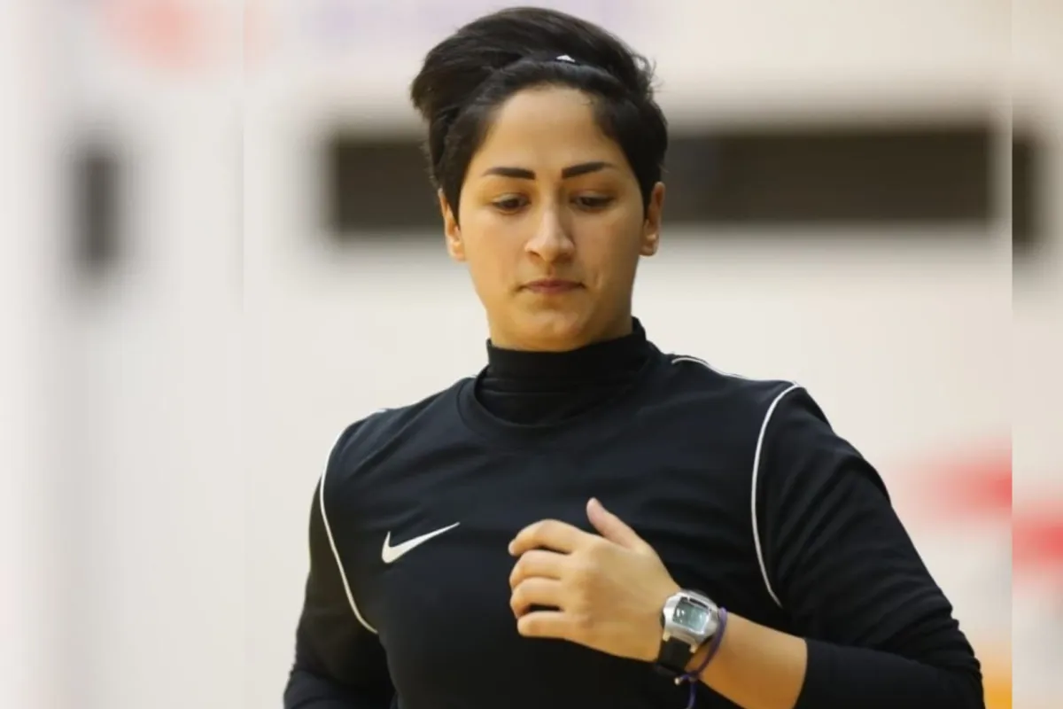 العنود الأسمري والشارة الدولية في تحكيم مباريات كرة القدم 