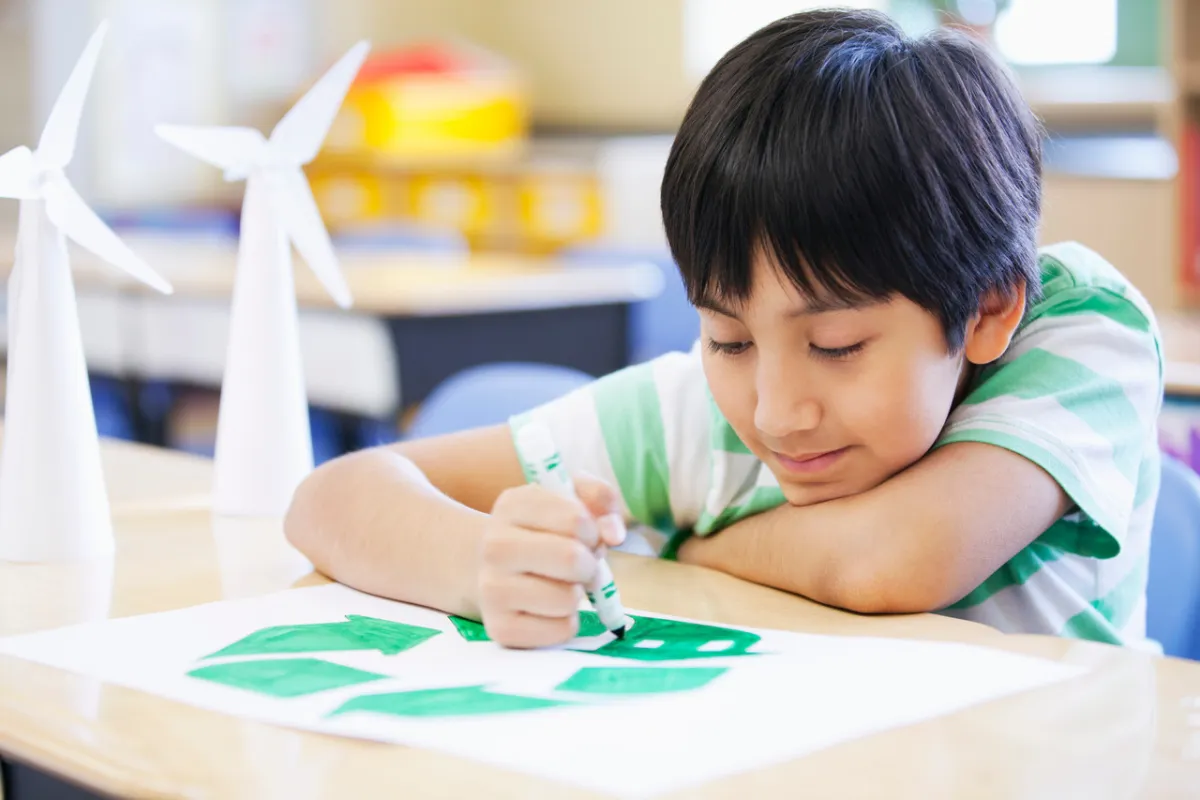 صورة طفل يرسم