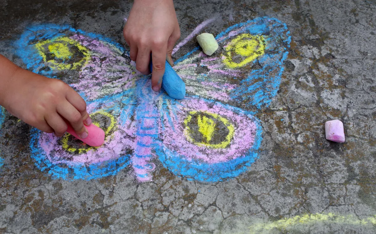 صورة أطفال يرسمون الفراشة