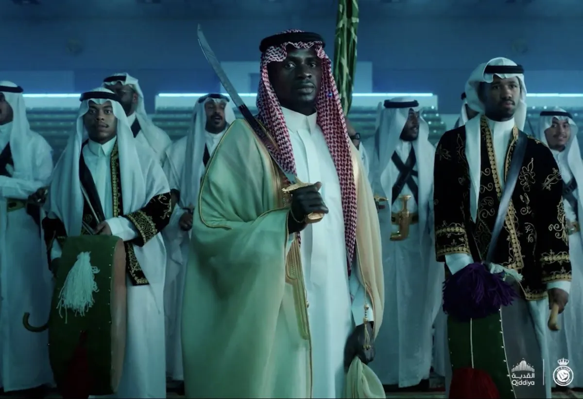 نجوم النصر بالزي السعودي وهم يؤدون العرضة السعودية- نادي النصر 