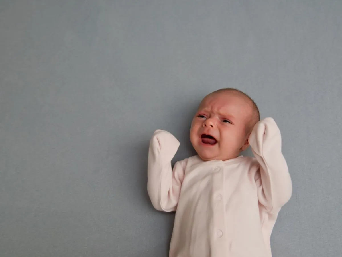 صورة لمولود حديث الولادة يبكي بشدة