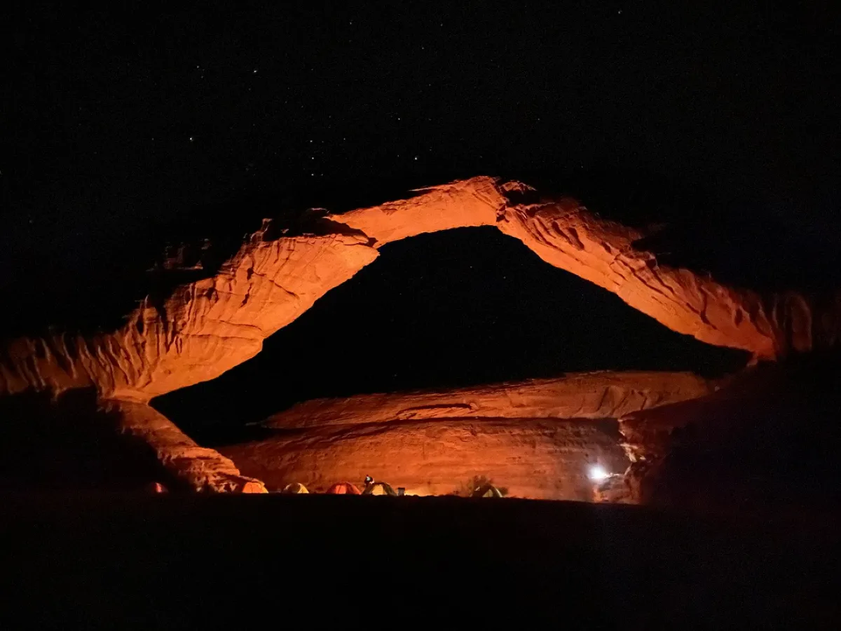 متعة التخييم أسفل صخرة القوس