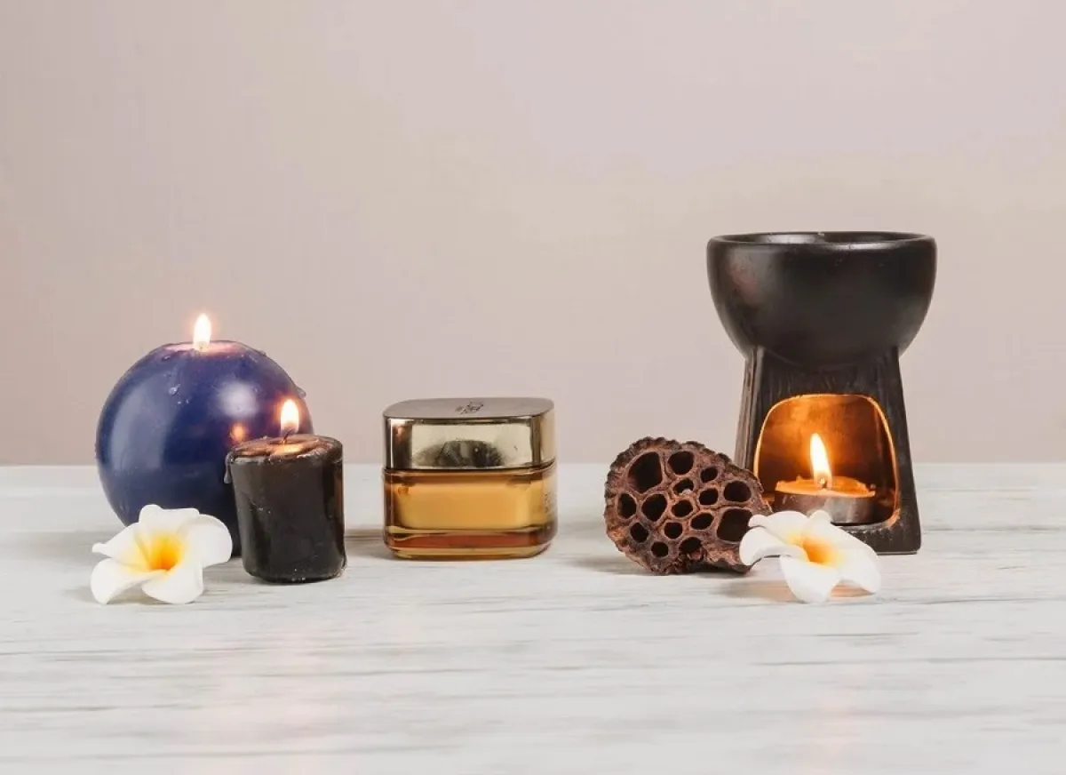 موقد لإذابة الشمع لتعطير الشعر - الصورة من Freepik 