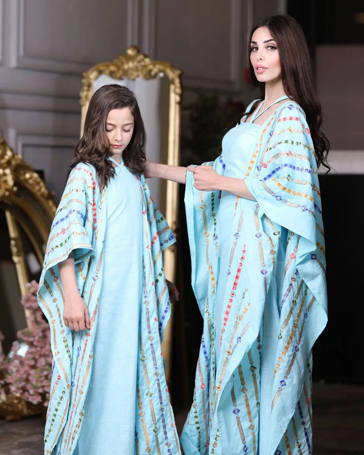 من تصاميم المصممة أماني السيد للأم وابنتها- الصور من قبل المصممة