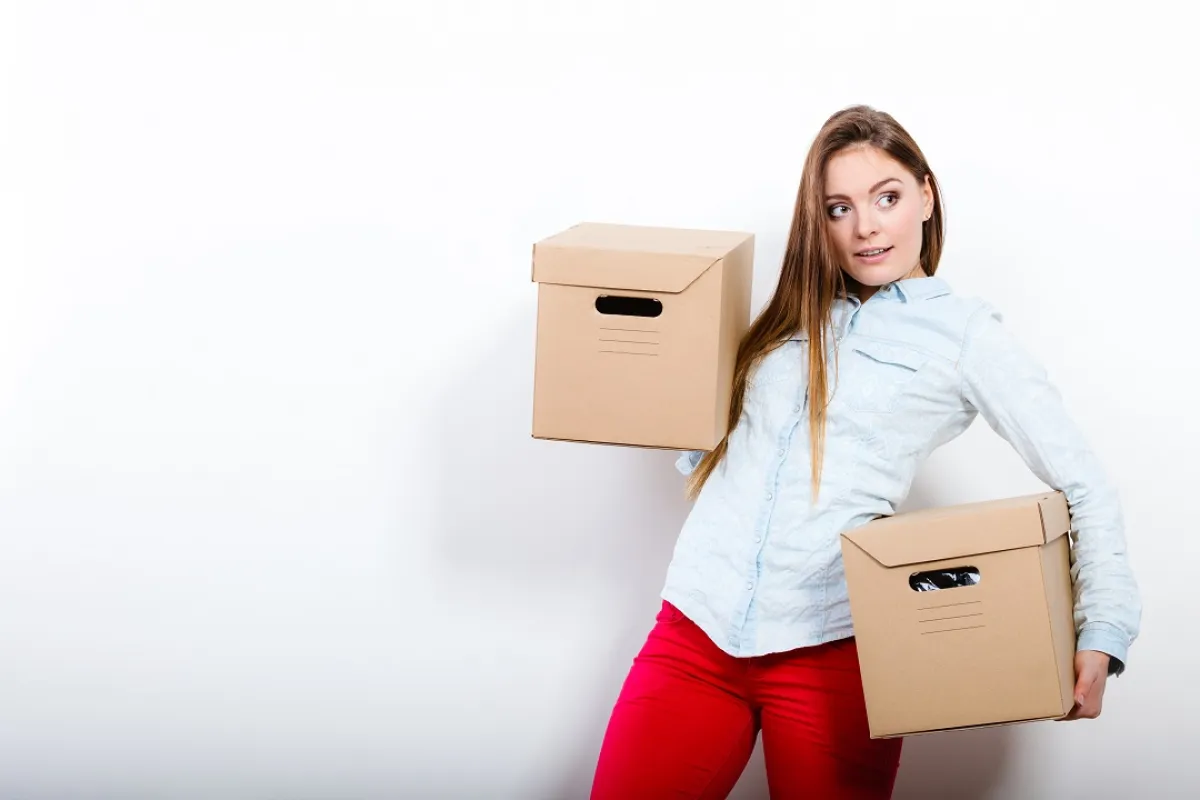 صورة لحامل تحمل أكياساً ثقيلة