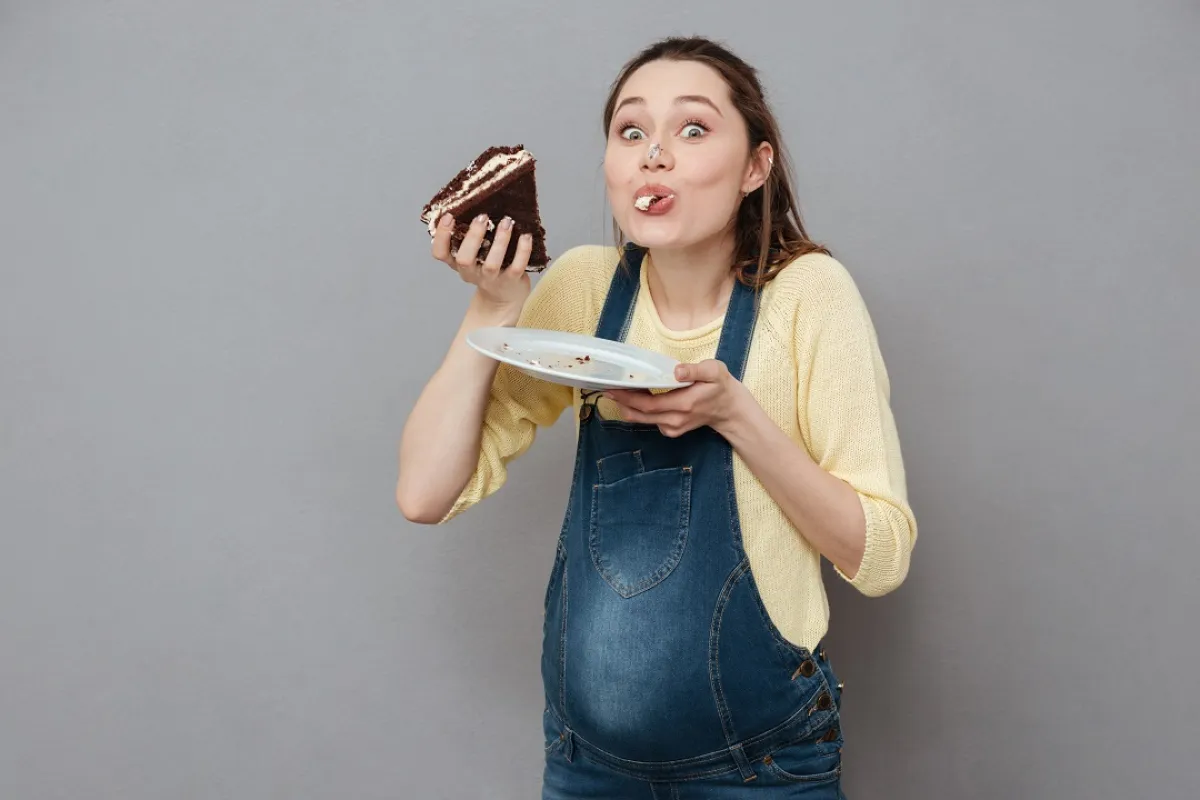 صورة لحامل تتناول الحلوى 