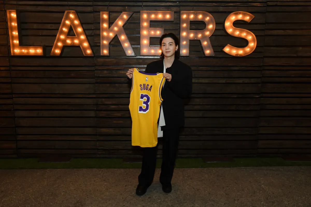 شوغا (SUGA of BTS). مصدر الصورة: Adam Pantozzi/NBAE via Getty Images/AFP