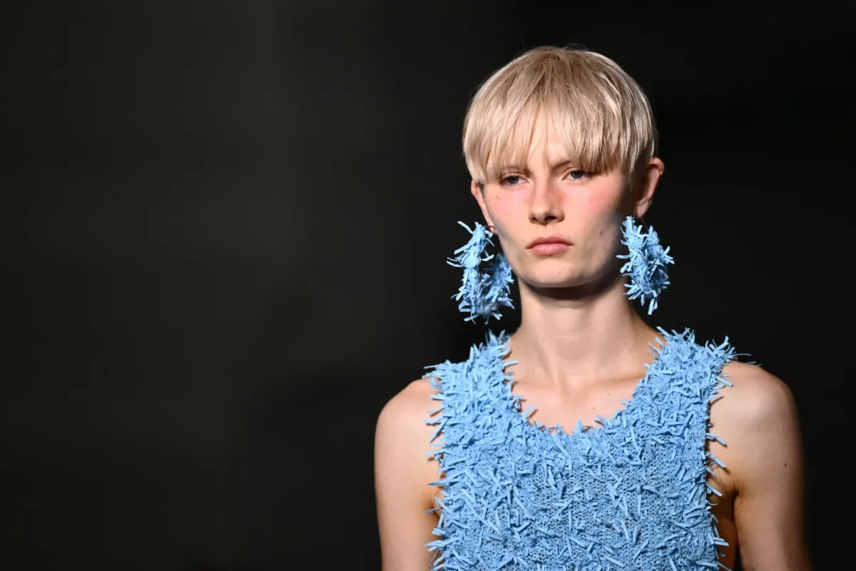 موديل في عرض أزياء خلال أسبوع الموضة في ميلانو. مصدر الصورة: Marco BERTORELLO / AFP