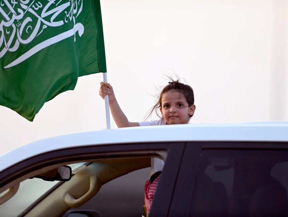 العلم فأصبح لونه أخضرَ مستطيل الشكل، وتتوسطه شهادة التوحيد "لا إله إلا الله محمد رسول الله" 