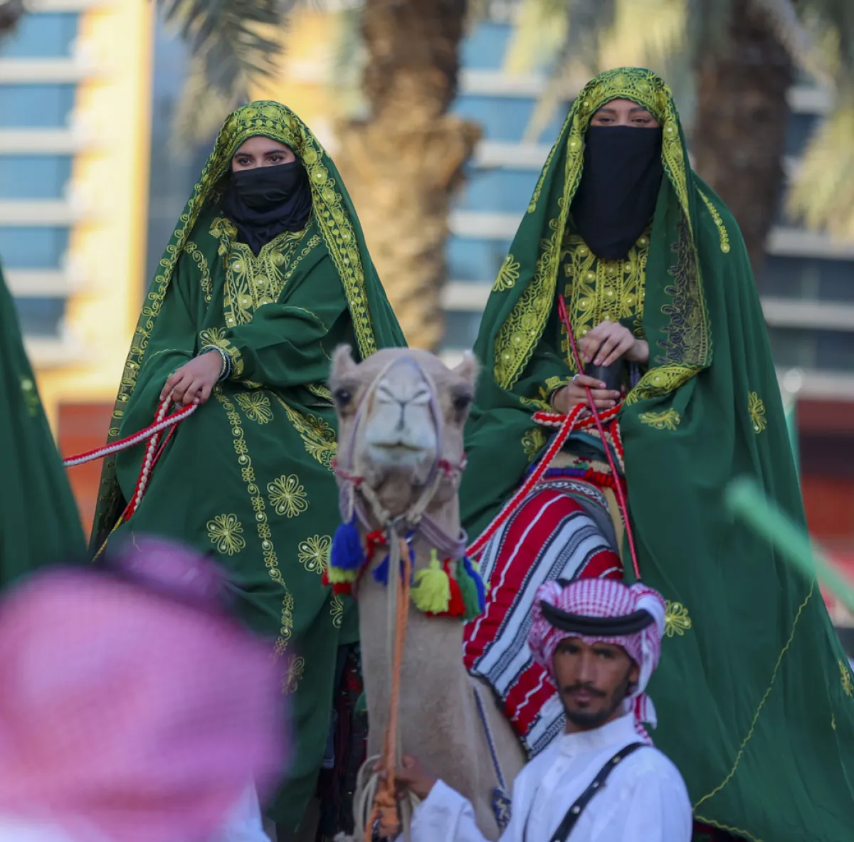 تزينت جميع شوارع وميادين مدينة الرياض باللون الأخضر