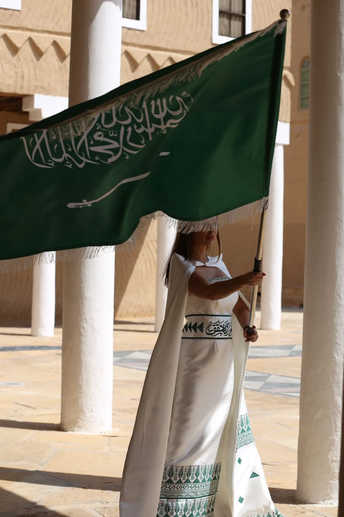 التصميم الخاص بمناسبة اليوم الوطني للمصممة نور الظاهري - تصوير عادل الشاهد