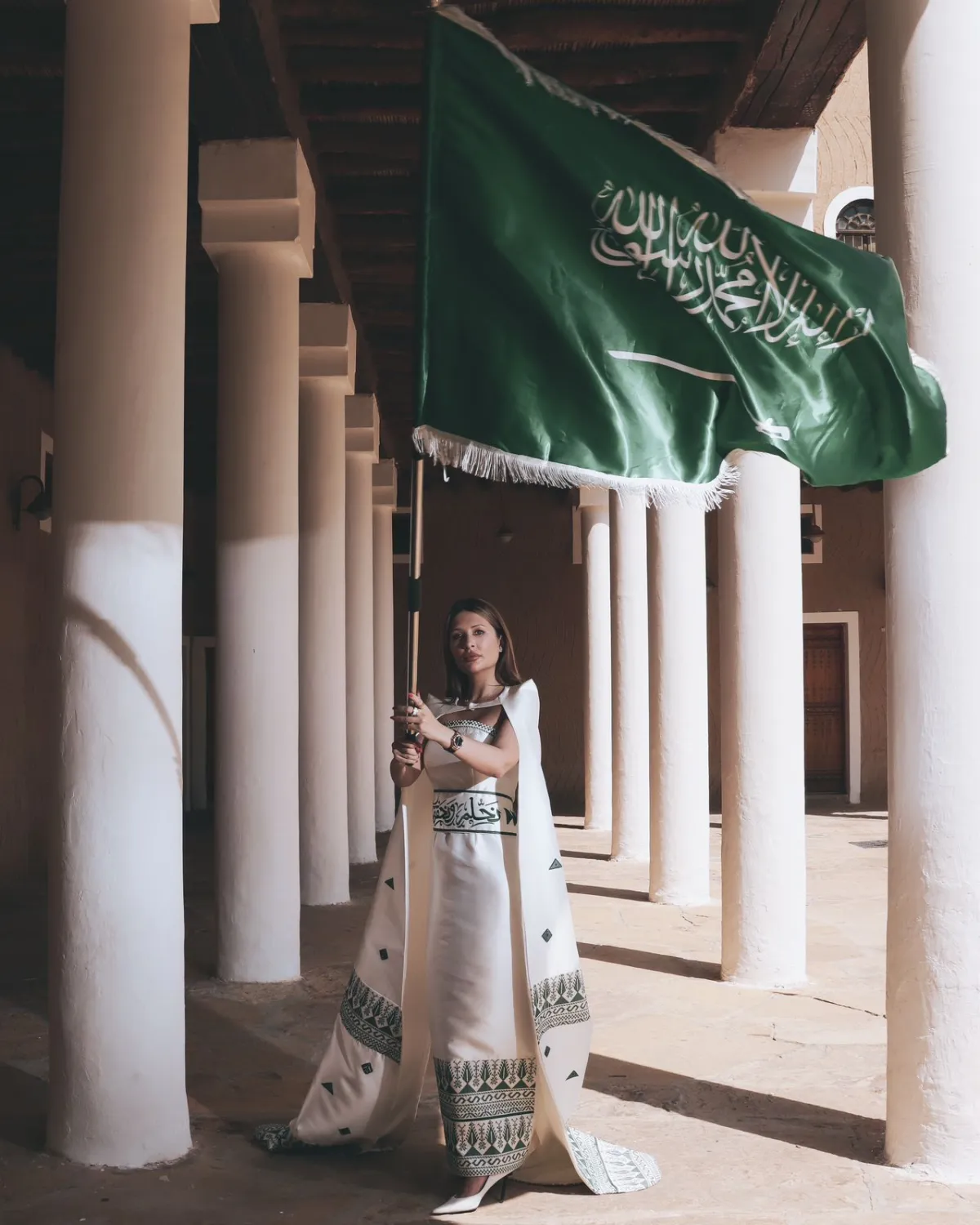 التصميم الخاص بمناسبة اليوم الوطني للمصممة نور الظاهري -تصوير عادل الشاهد