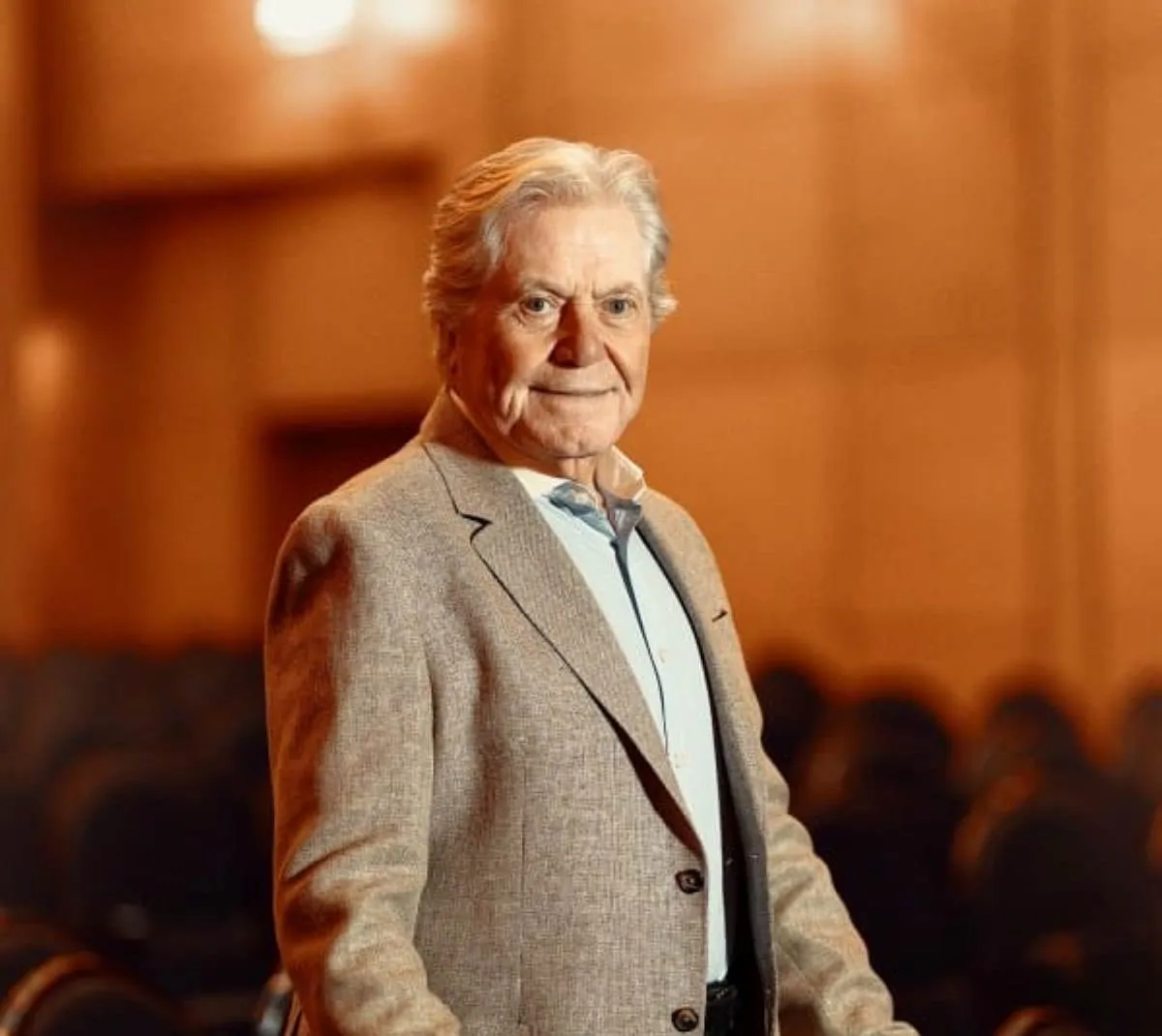 حسين فهمي - الصورة من صفحته الرسمية على الفيس بوك