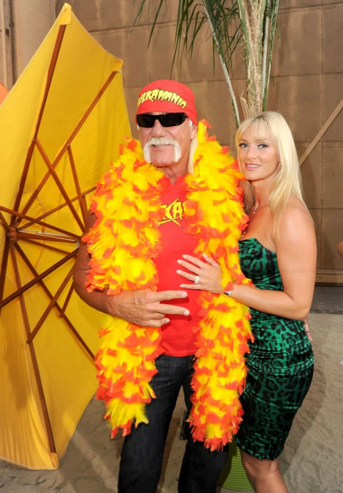 هالك هوجان وجنيفر مكدانيل ( Hulk Hogan and Jennifer McDaniel). مصدر الصورة: Kevin Winter/Getty Images/AFP