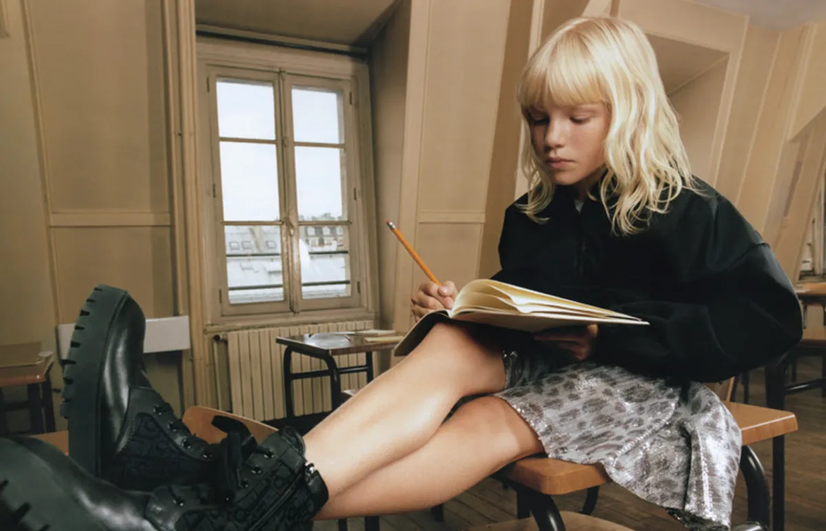  إطلالات "ميتزا غالاكسي" بطابع "العودة إلى المدرسة" من مجموعة "بايبي ديور" Baby Dior 