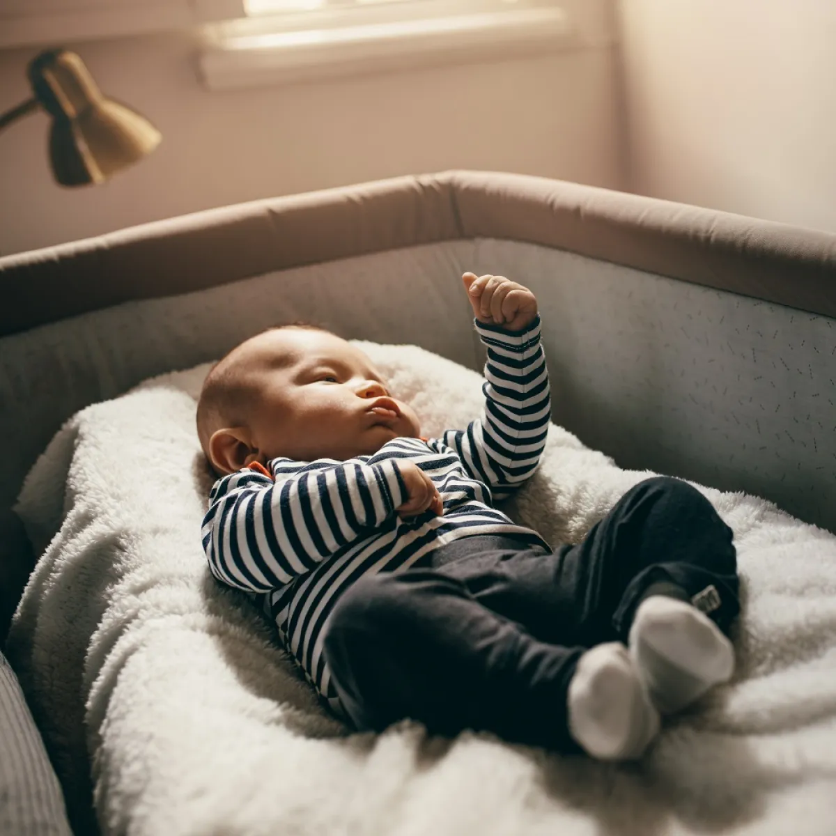 صورة لطفل رضيع جائع