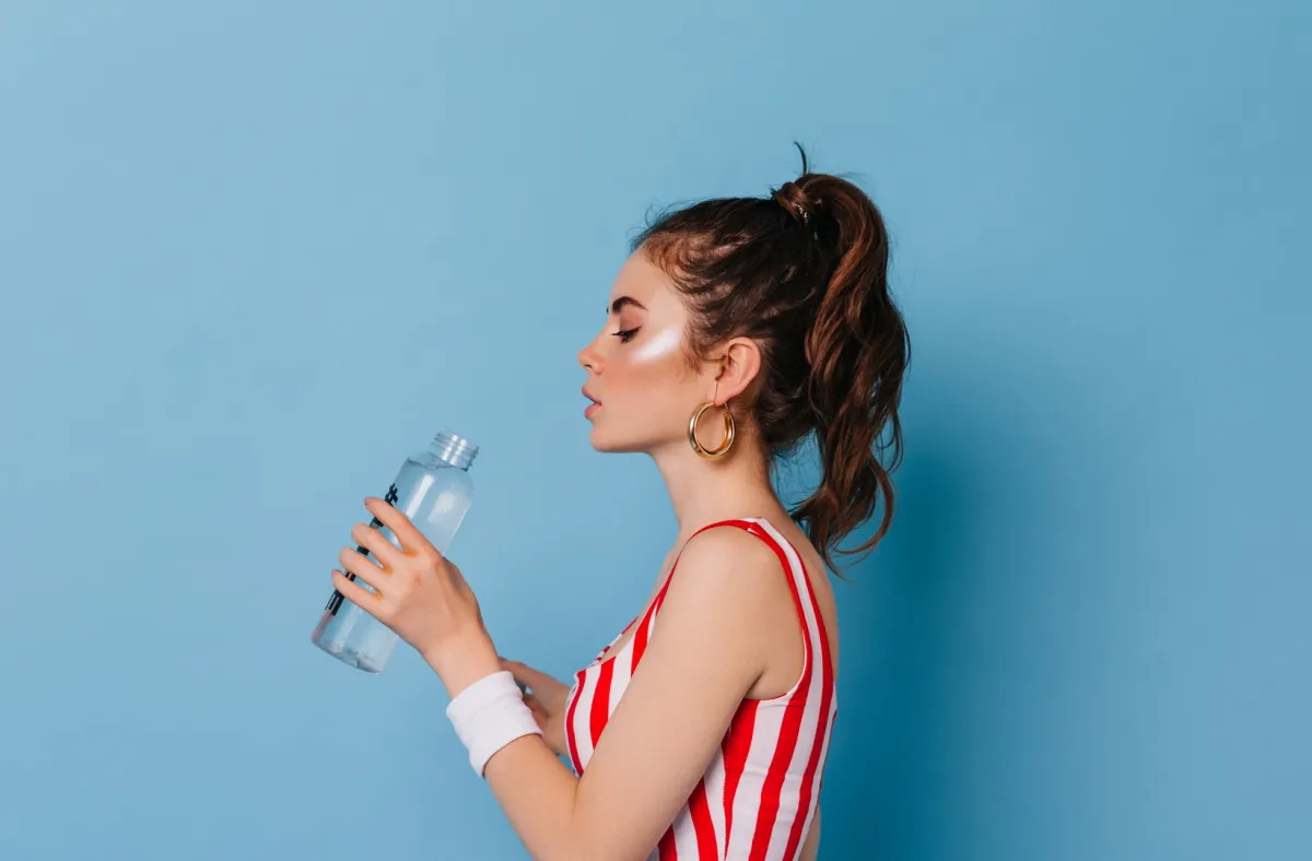 شرب مياه الكولاجين- الصورة من Freepik 