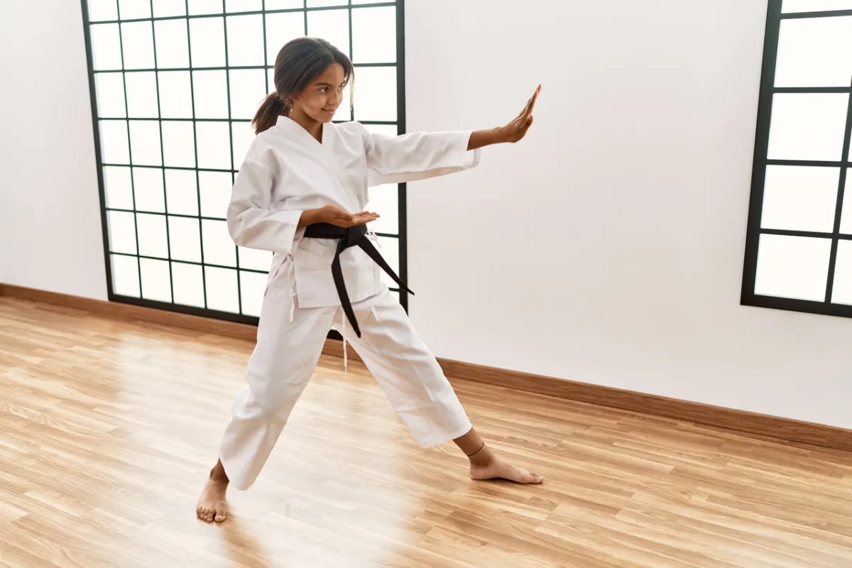 صورة لفتاة تمارس الكاراتيه