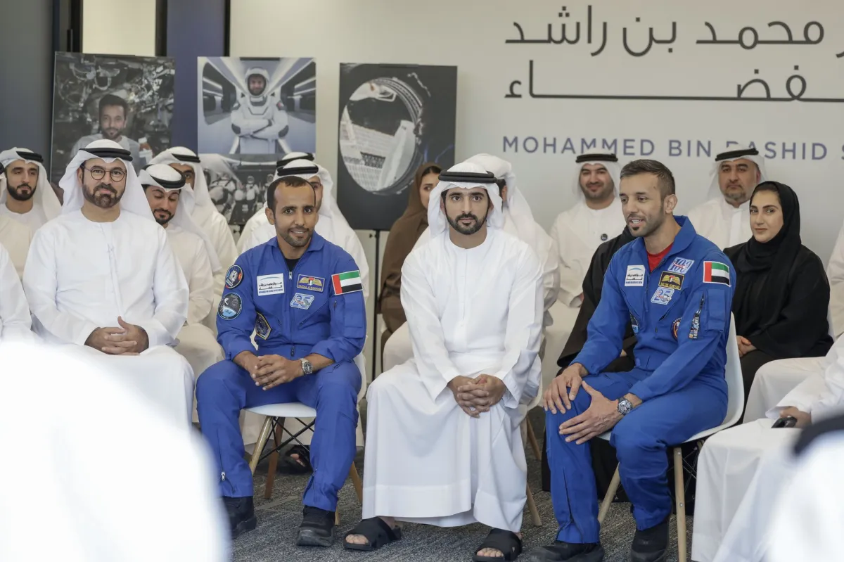 الشيخ حمدان بن محمد بن راشد آل مكتوم مع رائدي الفضاء سلطان النيادي وهزاع المنصوري. الصورة من الحساب الرسمي لمركز محمد بن راشد للفضاء على منصة x