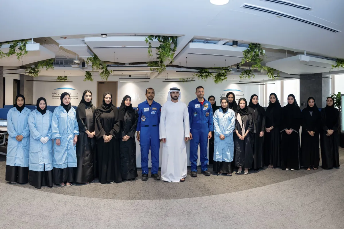 الشيخ حمدان بن محمد أثناء زيارته لمركز محمد بن راشد للفضاء. الصورة من الحساب الرسمي لمركز محمد بن راشد للفضاء على منصة x