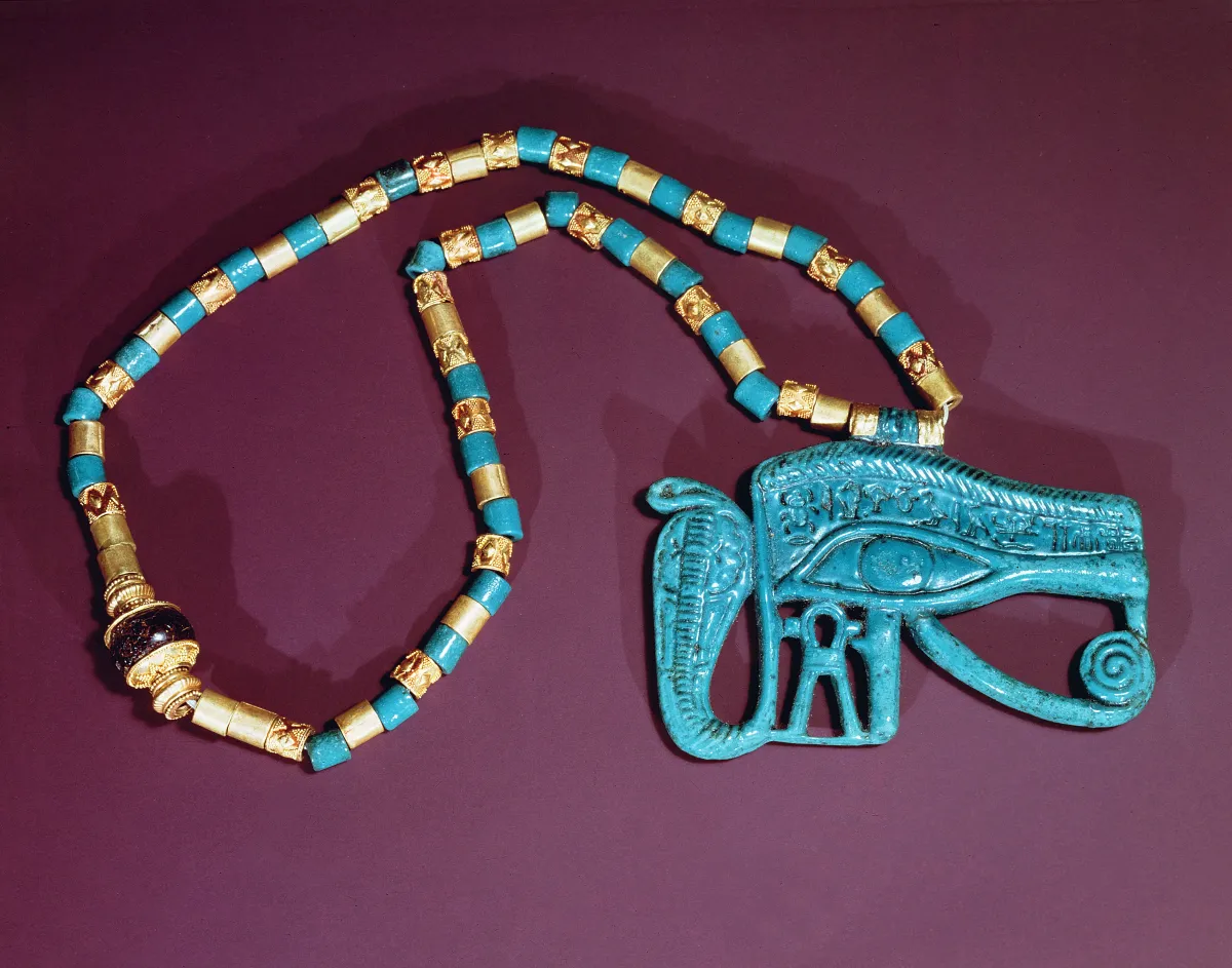 قلادة تحمل عين رع من الخزف الذهبي والأزرق عُثر عليها في مقبرة توت عنخ آمون، المملكة الحديثة (مصدر الصورة Culture Club / ContributorArt Images via Getty Images)