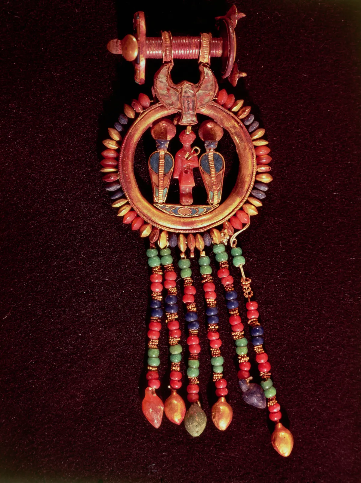 حلق من مقبرة توت عنخ آمون صُمم من الذهب واللازورد والأحجار الكريمة الملونة (مصدر الصورة (Photo by Art Images via Getty Images)