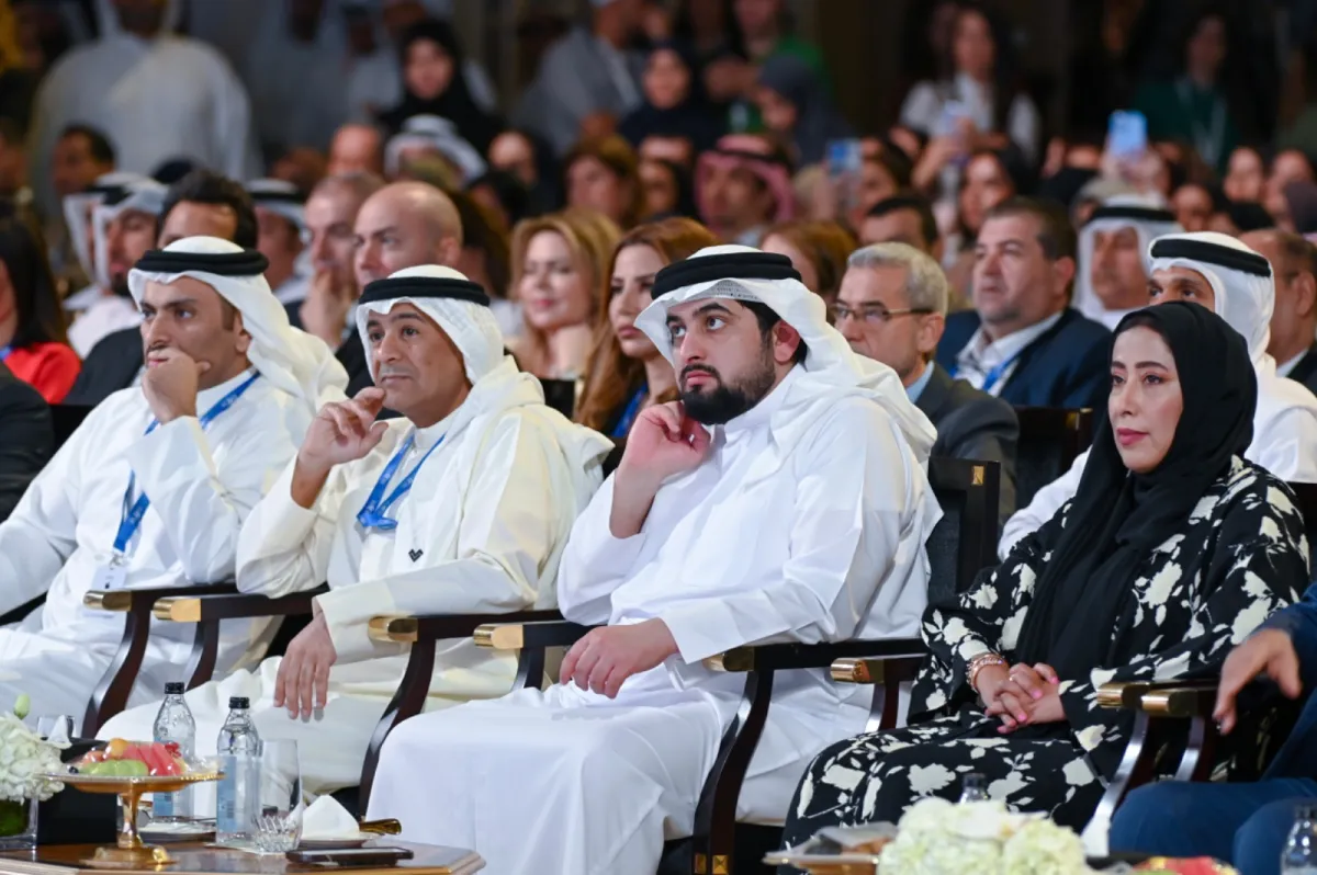 الشيخ أحمد بن محمد بن راشد آل مكتوم خلال حضوره منتدى الإعلام العربي. الصورة من حساب نادي دبي للصحافة على منصة x