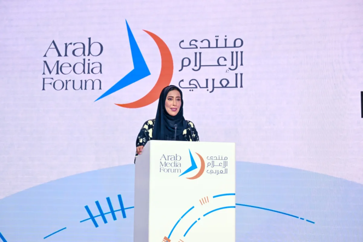 منى غانم المري خلال إلقائها الكلمة الافتتاحية. الصورة من حساب نادي دبي للصحافة على منصة x