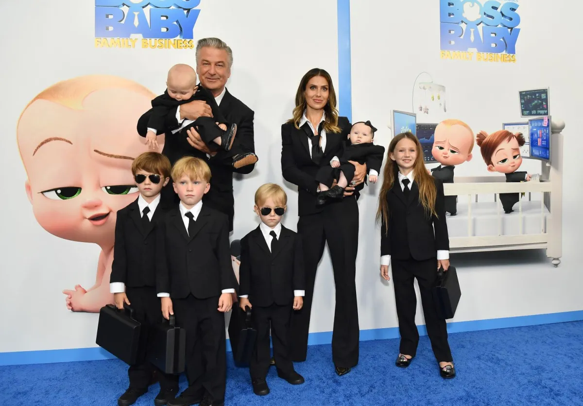 أليك بالدوين وزوجته هيلاريا بالدوين وأطفالهما (Alec Baldwin and wife Hilaria Baldwin and their children).. مصدر الصورة: AFP / Angela Weiss