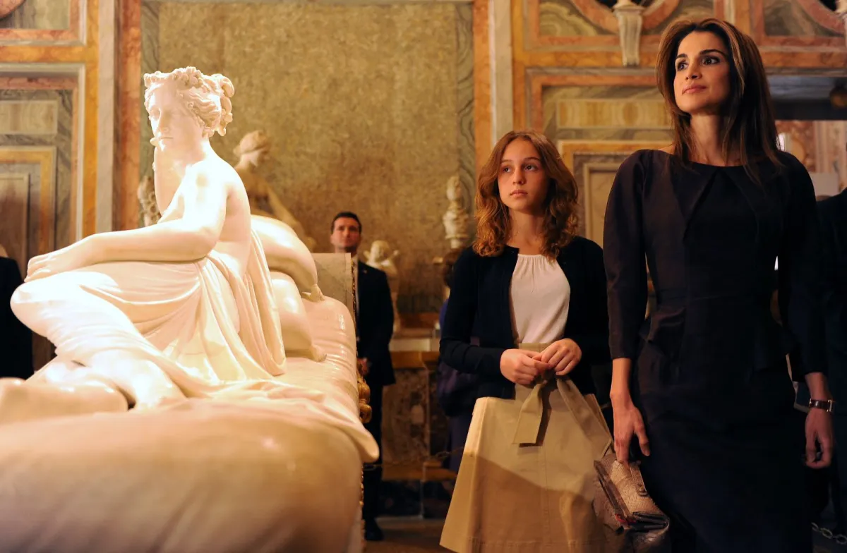 الملكة رانيا والأميرة إيمان (Queen Rania and Princess Iman). مصدر الصورة: ANDREAS SOLARO / AFP