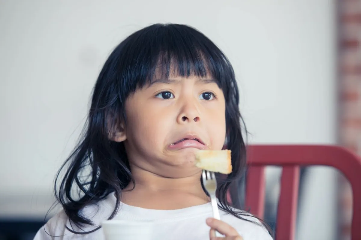 صورة تعبر عن رفض طفلة للطعام