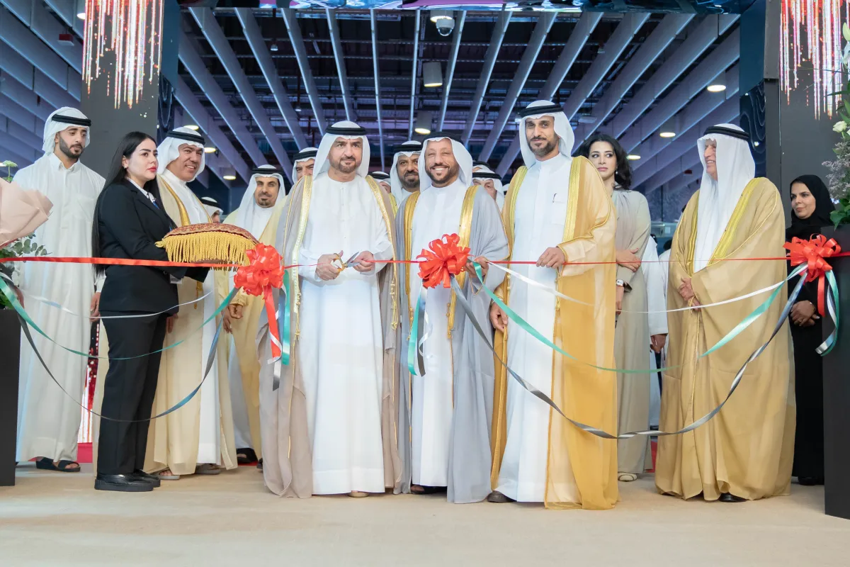 الشيخ عبدالله بن سالم بن سلطان القاسمي أثناء افتتاحه للمعرض. الصورة من wam