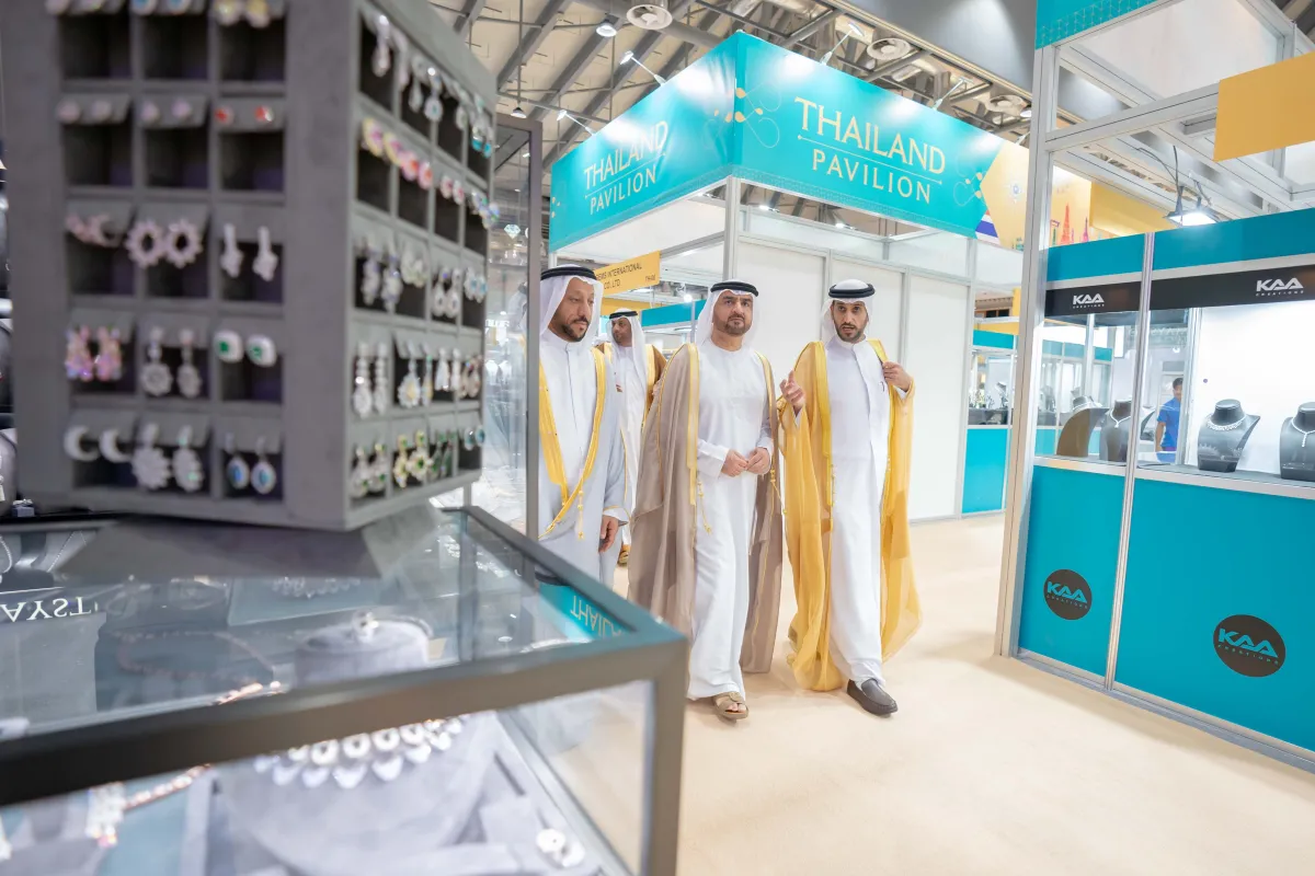 تجول الشيخ القاسمي في المعرض.الصورة من wam