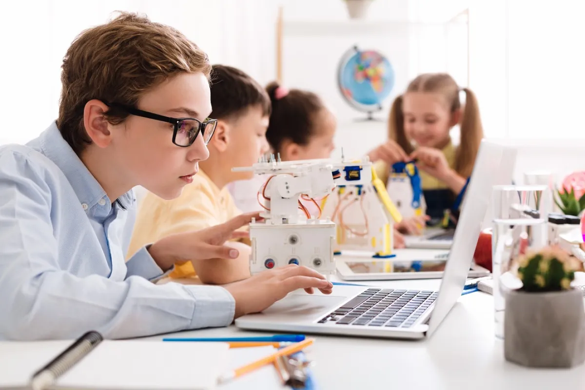 صورة لعدد من الأطفال يلعبون