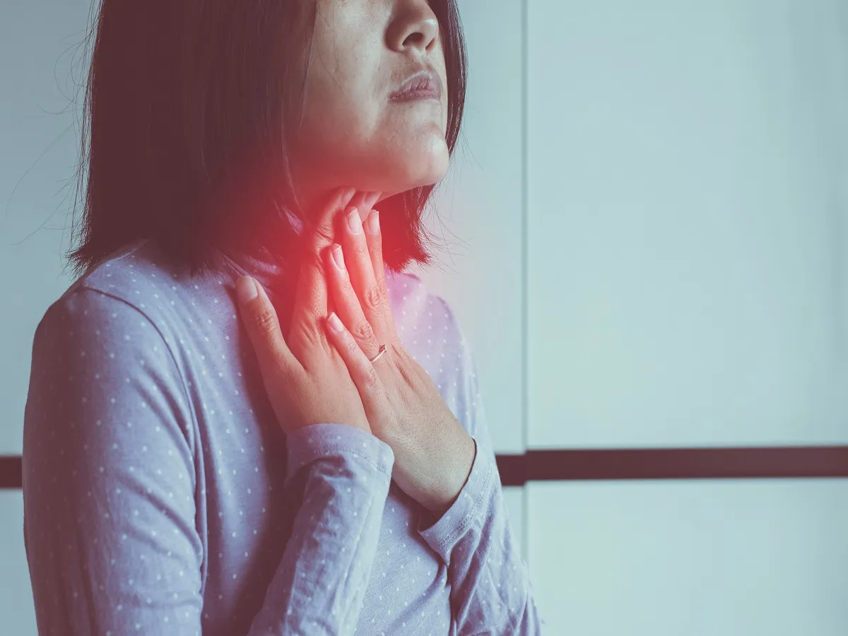 صورة لامرأة تشعر بألم في الحلق