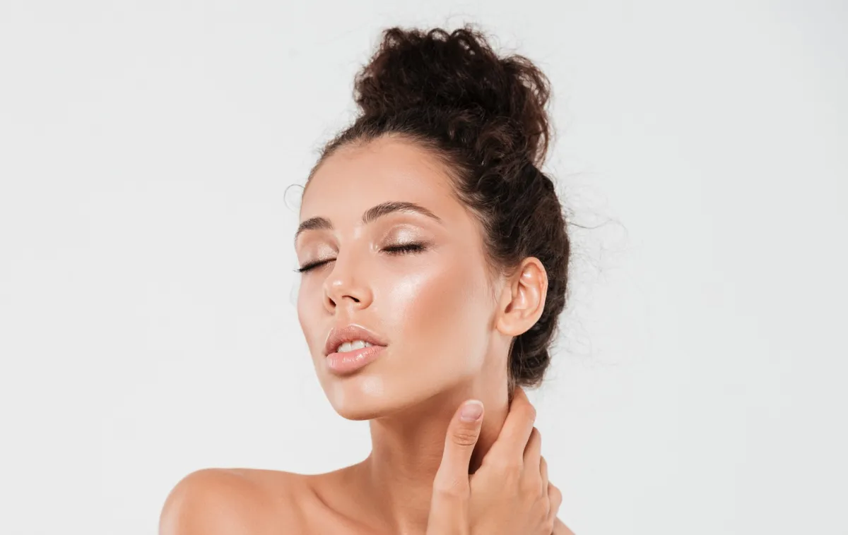 مكياج مناسب لإخفاء مشاكل - الصورة من Freepik 