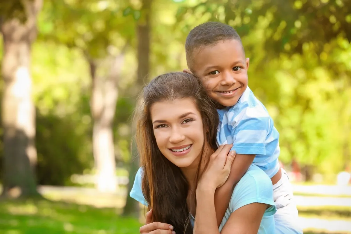 صورة لطفل يحتضن أمه