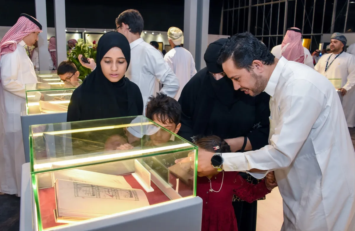 مشاركة دائرة المخطوطات العمانية بالمعرض. الصورة من وكالة الأنباء العمانية