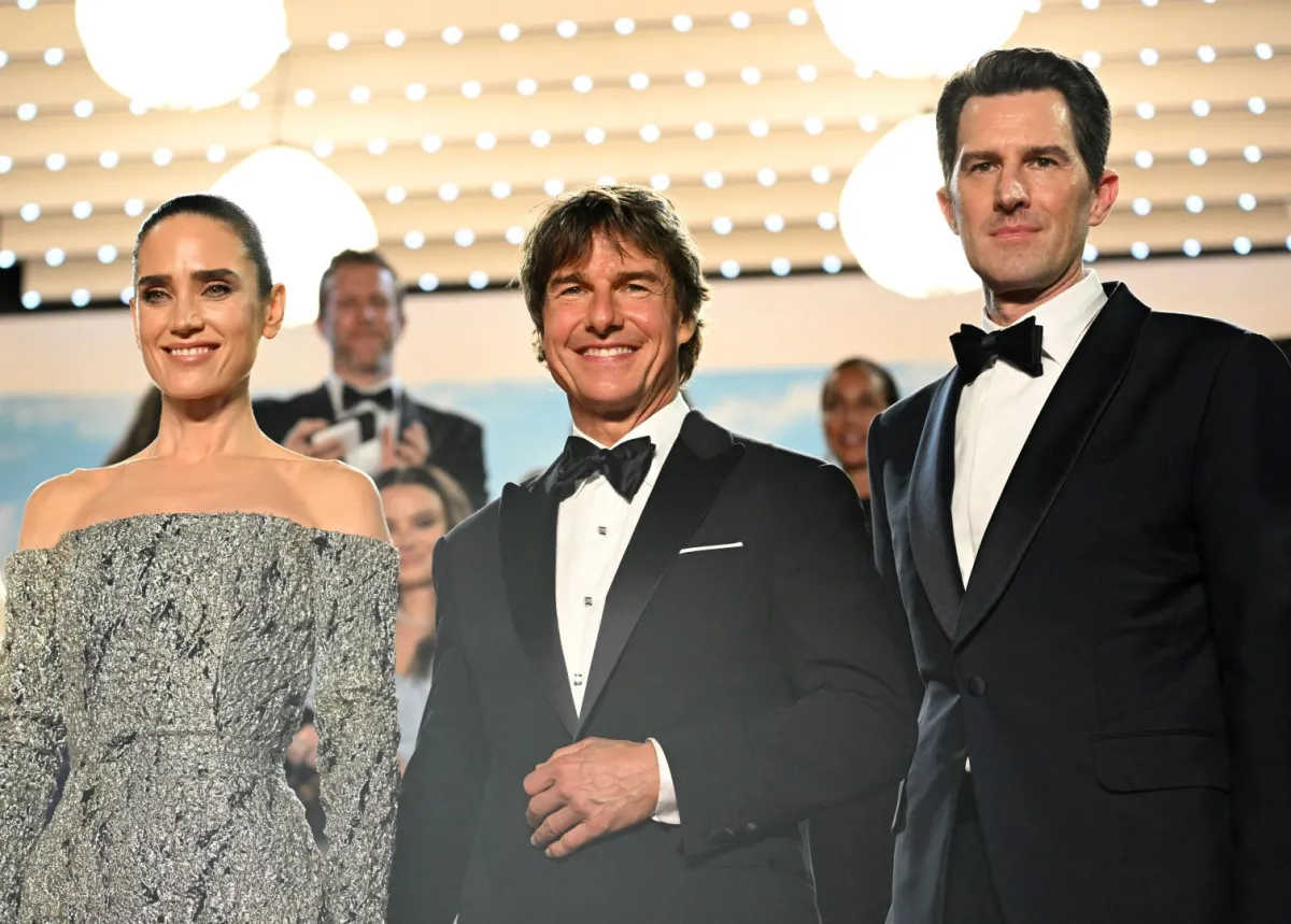 جينيفر كونيلي، توم كروز والمخرج الأمريكي جوزيف كوسينسكي (jennifer Connelly, Tom Cruise and US director Joseph Kosinski). مصدر الصورة: CHRISTOPHE SIMON / AFP