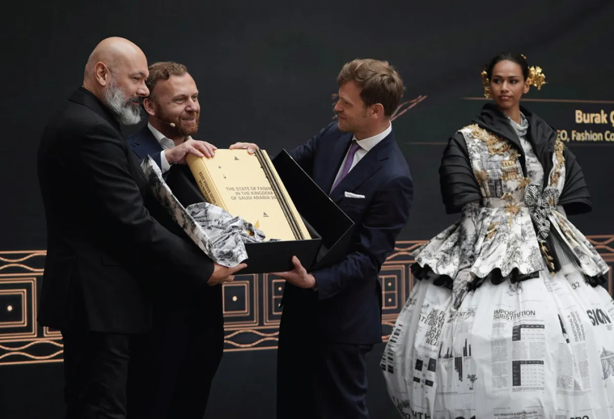 المصممون السعوديون إلى العالمية بدعم من «هيئة الأزياء»