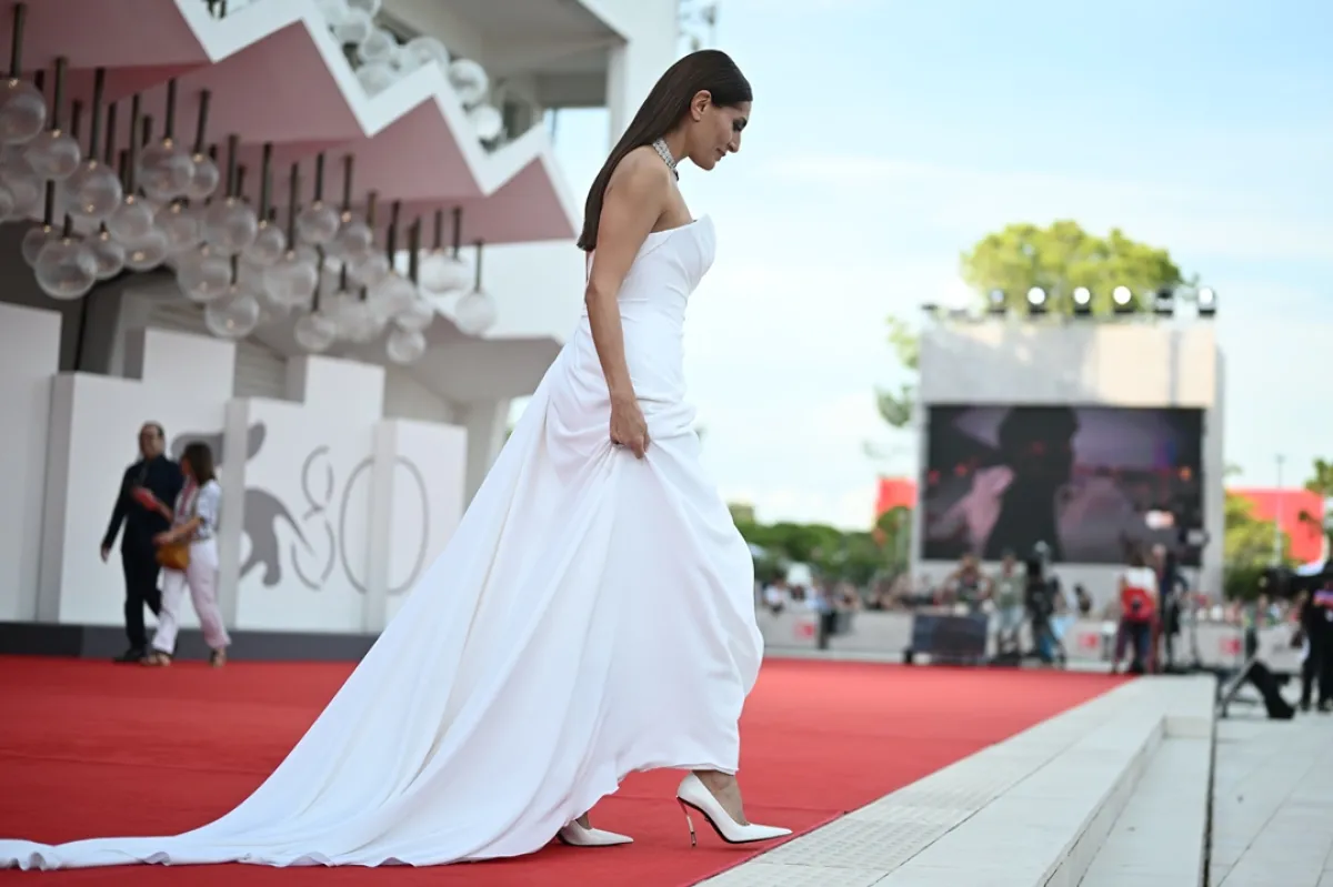 مهرجان البندقية السينمائي الـ 80، كاترينا مورينو Caterina Murino،(مصدر الصورة :Tiziana FABI / AFP)