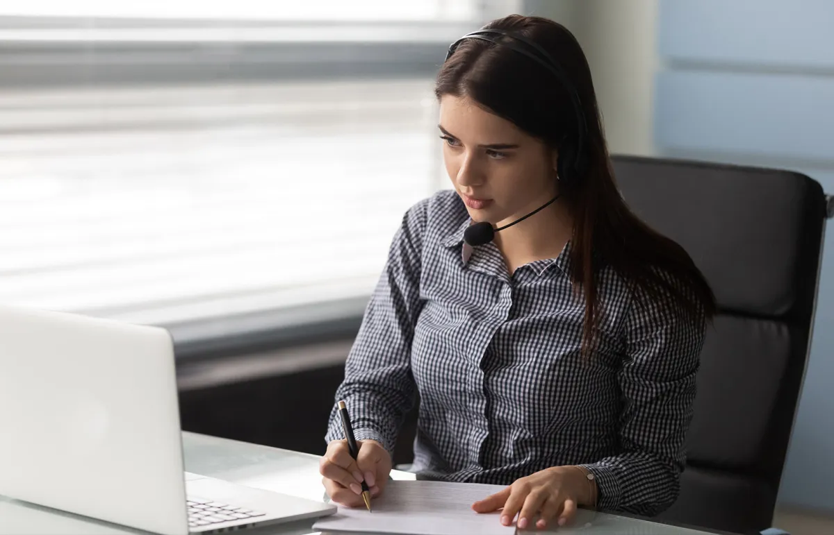 اليوم العالمي للترجمة.. يوم إبراز أهمية المترجم في نقل الثقافة - الصورة من Shutterstock 