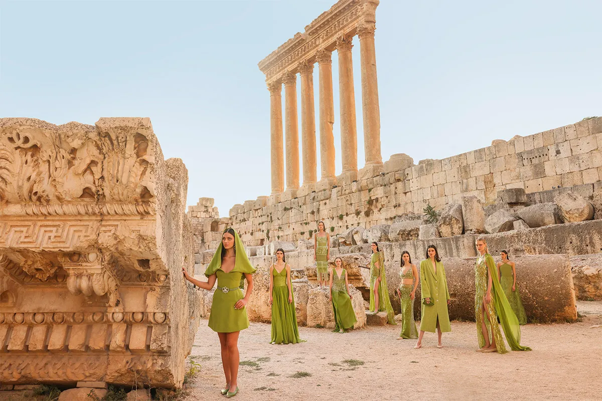 جورج حبيقة يستوحي من بعلبك مجموعة صيف 2024 ضمن أسبوع باريس للموضة (مصدر الصورة Launchmetrics/Spotlight ©)